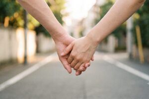 0 付き合う前に手をつなぐのはアリ?自然なタイミングと女性の心理