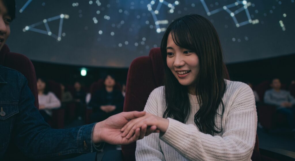 女性が「キュンとした」と感じる手の繋ぎ方